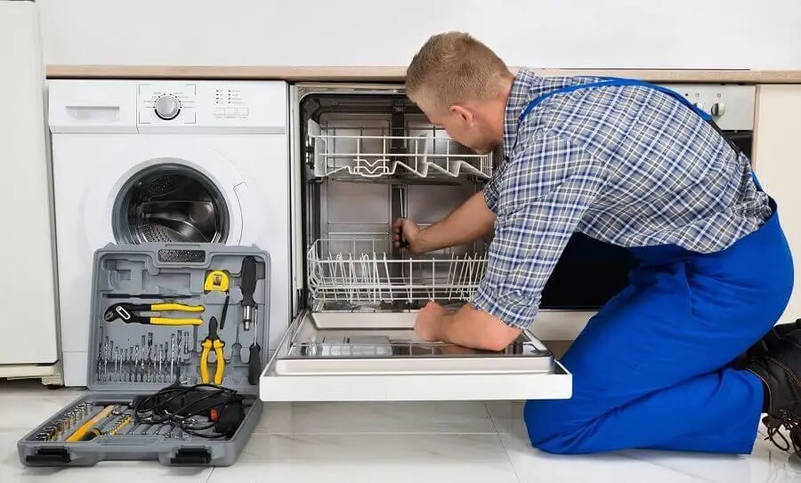 Selçuk Electrolux servisi teknisyen ekibi beyaz eşya tamiri yaparken